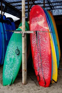 Many multi-colored surfboards in a row. Foto stock