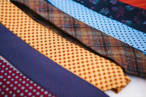 Many multi-colored ties in a row. Supplement to men's clothing in business style Foto stock