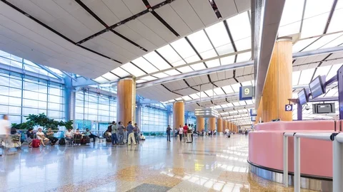 Many passenger walking in front of check-in counter 스톡 동영상 91974840