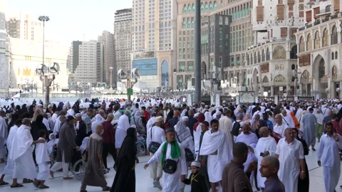 Many people are walking in the outside area of ​​the Grand mosque Stock Footage 277106943