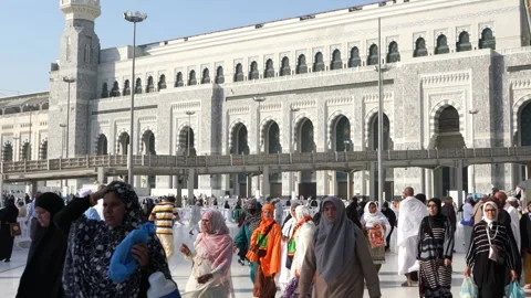 Many people are walking in the outside area of ​​the Grand mosque Stock Footage 277106957
