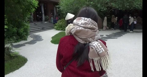 Many people come to the pagoda to pray for luck Stock Footage 305428341