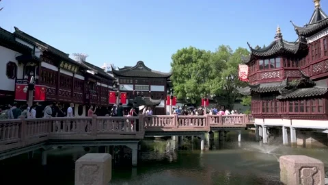 Many people walking through bridge in Chinese garden Stock-Footage 162561602