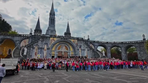 Many pilgrims visiting the Sanctuary of Our Lady of Lourdes in France Vídeo Stock 321309616