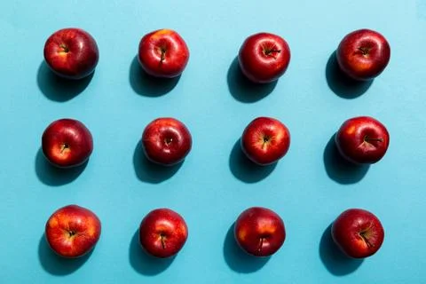 Many red apples on colored background, top view. Autumn pattern with fresh ap Foto stock