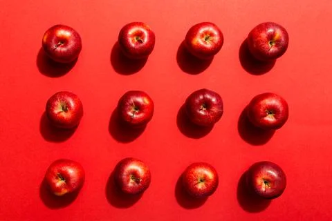 Many red apples on colored background, top view. Autumn pattern with fresh ap Foto stock