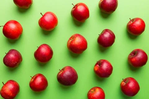 Many red apples on colored background, top view. Autumn pattern with fresh ap Foto stock