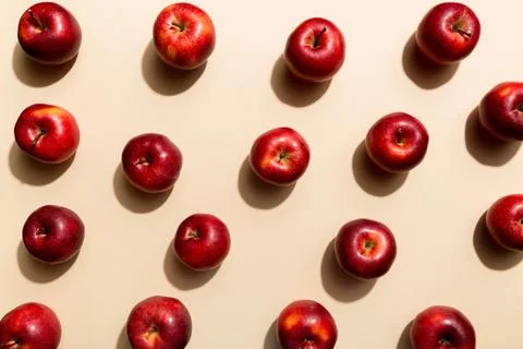 Many red apples on colored background, top view. Autumn pattern with fresh ap 스톡 사진