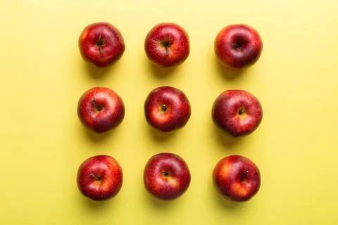 Many red apples on colored background, top view. Autumn pattern with fresh ap 스톡 사진