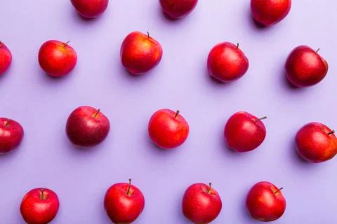 Many red apples on colored background, top view. Autumn pattern with fresh ap Foto stock