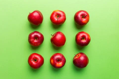 Many red apples on colored background, top view. Autumn pattern with fresh ap Foto stock