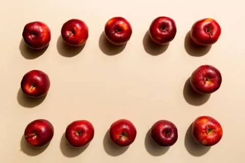 Many red apples on colored background, top view. Autumn pattern with fresh ap Foto stock