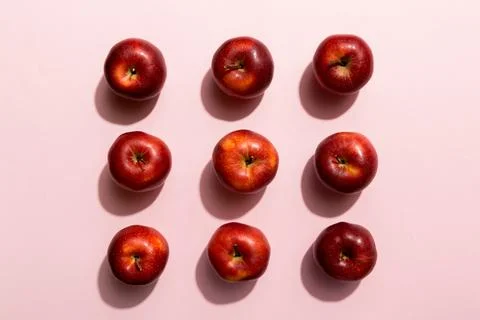 Many red apples on colored background, top view. Autumn pattern with fresh ap Foto stock