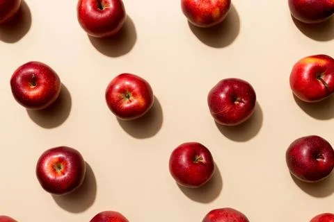 Many red apples on colored background, top view. Autumn pattern with fresh ap Foto stock