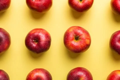 Many red apples on colored background, top view. Autumn pattern with fresh .. Foto stock