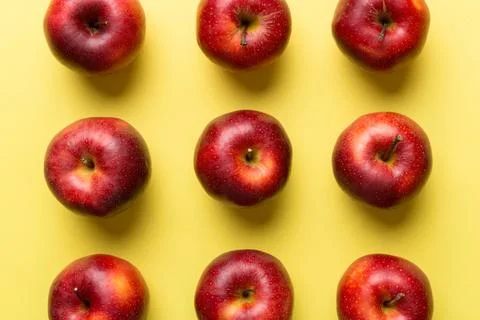 Many red apples on colored background, top view. Autumn pattern with fresh ap Foto stock