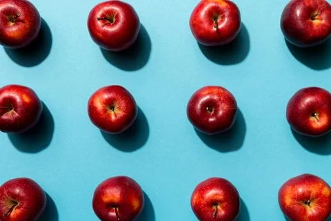 Many red apples on colored background, top view. Autumn pattern with fresh .. 스톡 사진