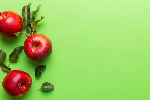 Many red apples on colored background, top view. Autumn pattern with fresh ap Foto stock