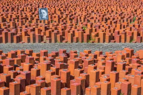 Many red bricks for every victim in historical Westerbork Stock-Fotos