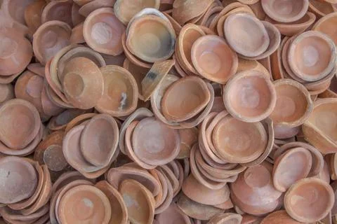 Many red brown ceramic small plates lying in a pile. rough surface texture Foto stock