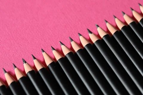 Many sharp graphite pencil on pink background, closeup 库存照片