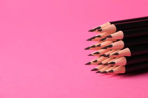 Many sharp graphite pencil on pink background, closeup. Space for text 스톡 사진