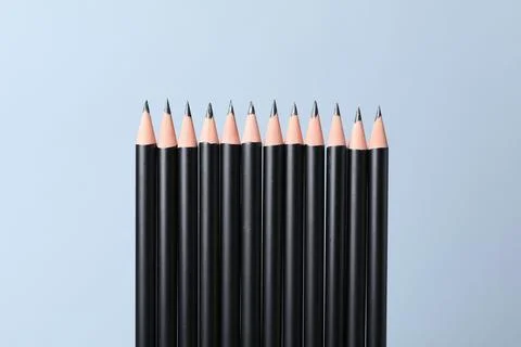 Many sharp graphite pencils on light grey background, closeup Foto stock