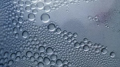 Many silver bubbles in water close up Фото