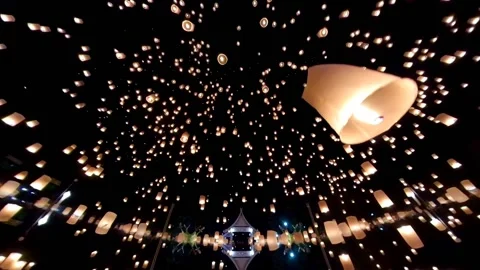 Many Sky Lanterns Floating Around To Night Sky and Reflection Effect Vidéo 141073578