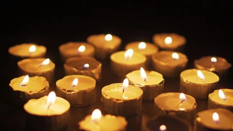 Many small candles on a black background. Smooth slide back Vidéo 163851464