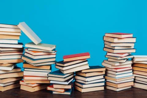 Many stacks of educational books for learning preparation for college exams on a Stockfoto's