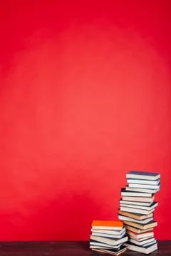 Many stacks of educational books to study in the college library on a red 库存照片