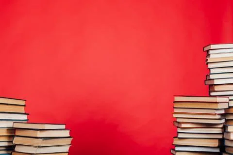 Many stacks of educational books to study in the college library on a red 库存照片