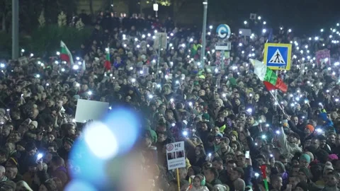 Many thousands protest with phone lights in evening Sofia 스톡 동영상 324560207