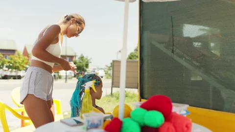 Many threads and ribbons lie on the table against the background of a girl whose Vidéo 194603889