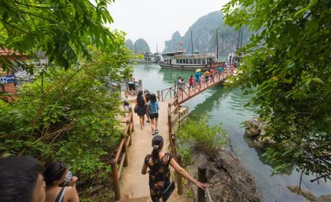 Many tourists in Ha Long Bay, Vietnam Fotos Stock