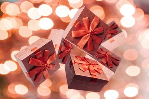 Many traditional gift boxes fall on a festive background. Foto stock