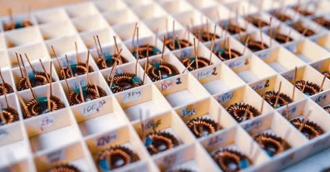 Many twisted copper coils lie Foto stock