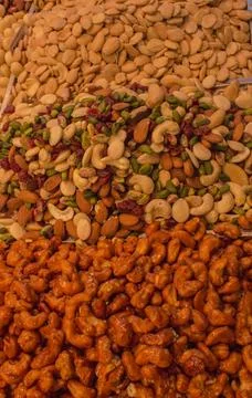 Many types of different nuts in boxes on the shelves Stock-Fotos