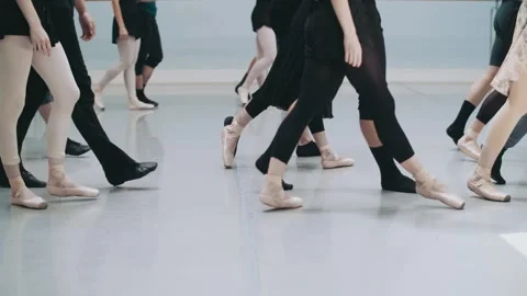 Many unrecognizable ballet dancers in pointe shoes at a rehearsal. Video stock 336150776