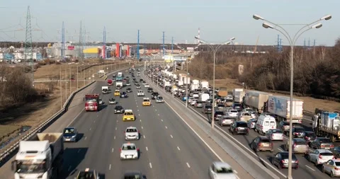 Many vehicles on multi lane road producing carbon dioxide emission Vídeo Stock 152915280