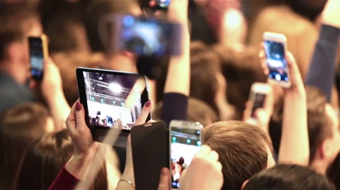 Many viewers are shooting a fashion show on a mobile device. Vidéo 47740159