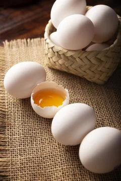 Many white chicken eggs on rustic wooden table. Very popular nutritious and e Foto stock