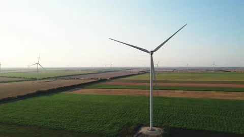 Many wind turbines with rotating blades against the blue sky. 库存影片 163490051