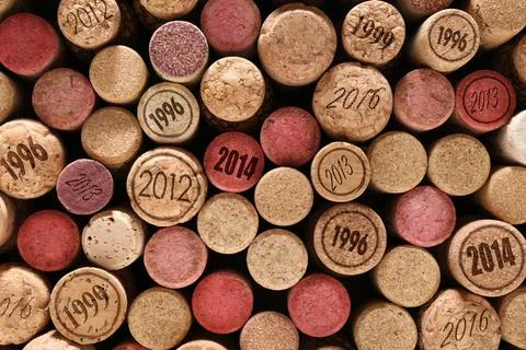Many wine corks with different dates as background, top view Foto stock