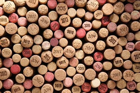 Many wine corks with different dates as background, top view Foto stock