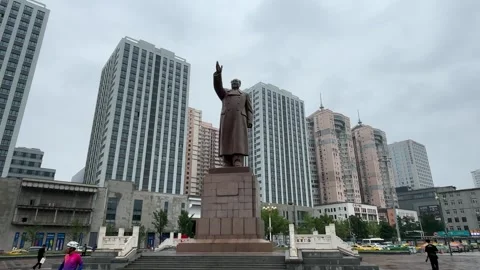 Mao Zedong Statue Stands Near Dandong Railway Station China Vidéo 340176053