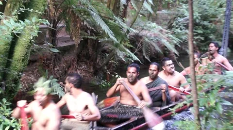 Maori men floating in a canoe Vídeos de archivo 45357390