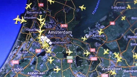 Map of airplanes in the vicinity of Amsterdam city on computer screen 스톡 동영상 86860183