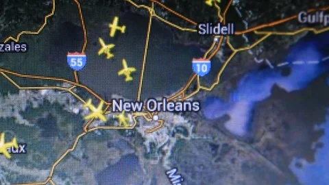 Map of airplanes in the vicinity of New Orleans city on computer screen 스톡 동영상 87876257